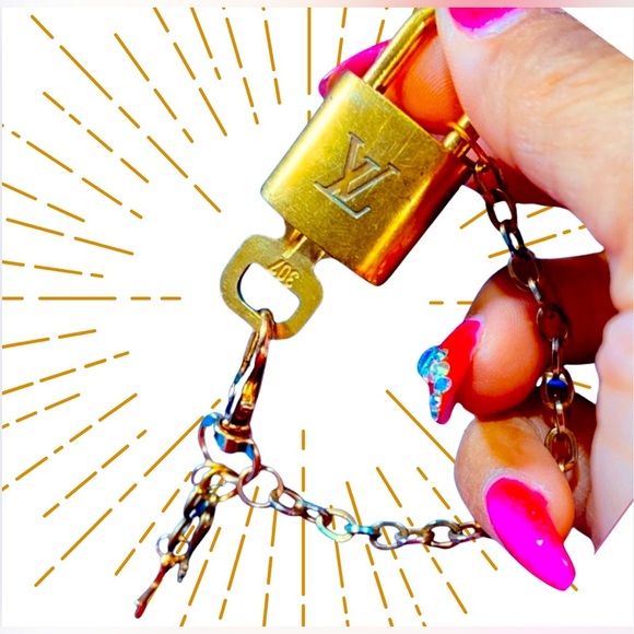 LOUIS VUITTON #307 Lock & Key w/Star, Skeleton Key, & Infinity Symbol Charm. EUC - Picture 3 of 7